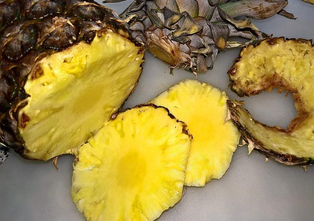 Dobré a špatné způsoby, jak oloupání ananasu ovlivňuje chuť
