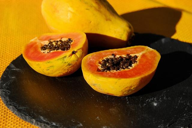 Papája: Prospěšné tropické ovoce s regulací trávení