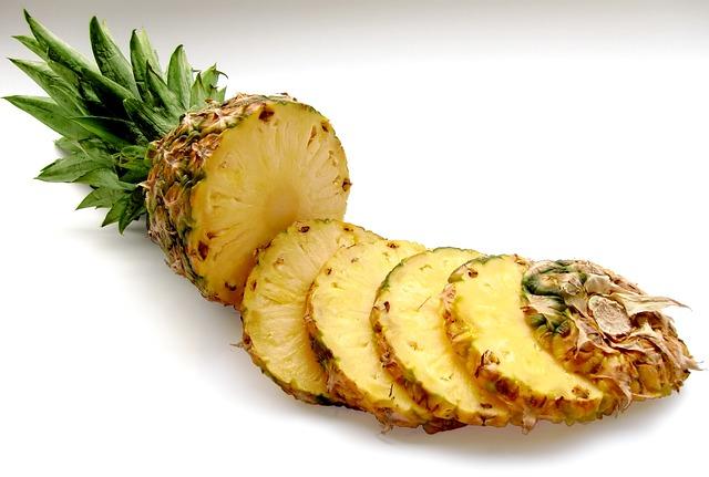 Ananas - bohatý zdroj vitamínu C a dalších prospěšných vitamínů a minerálů